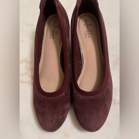 Womens 8 M Clarks Mallory Berry Wedge Heel Loafers Burgundy Suede Leather - Picture 6 of 7